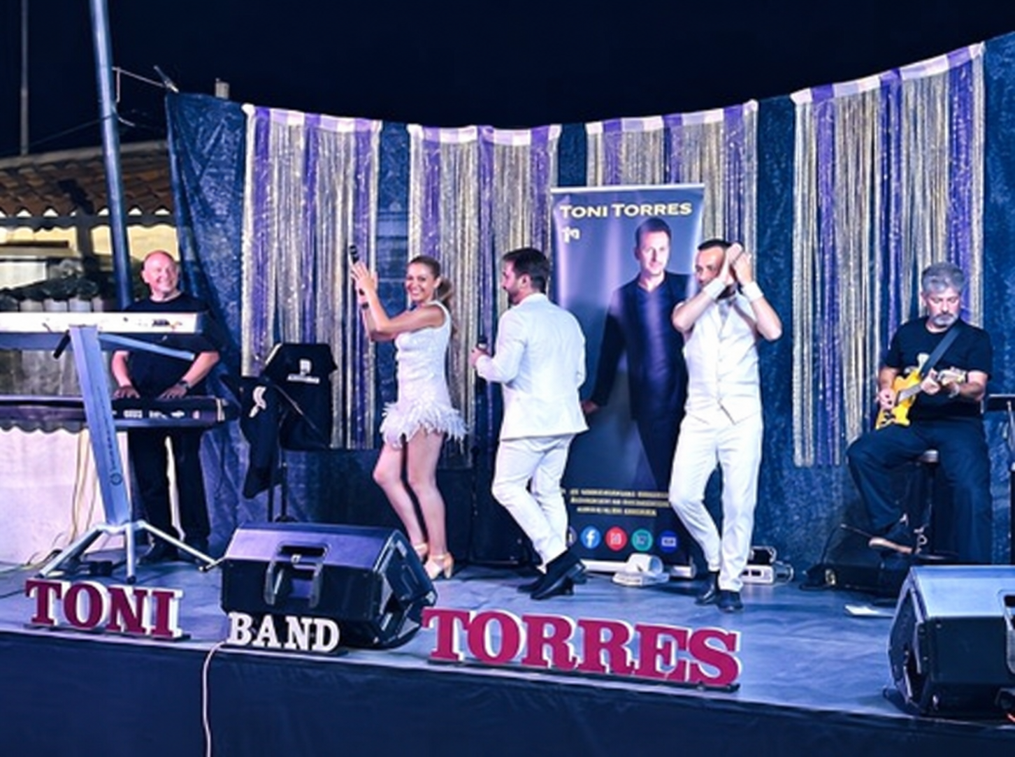 Los músicos y cantantes de Toni Torres Band durante una actuación